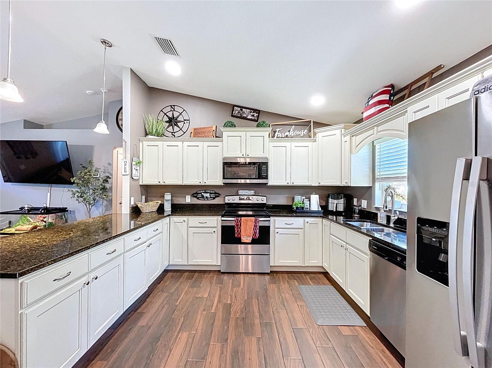 Listing photo id 10 for 9171 Paradisea Drive