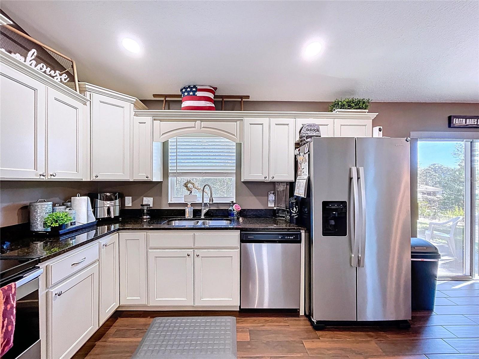 Listing photo id 12 for 9171 Paradisea Drive