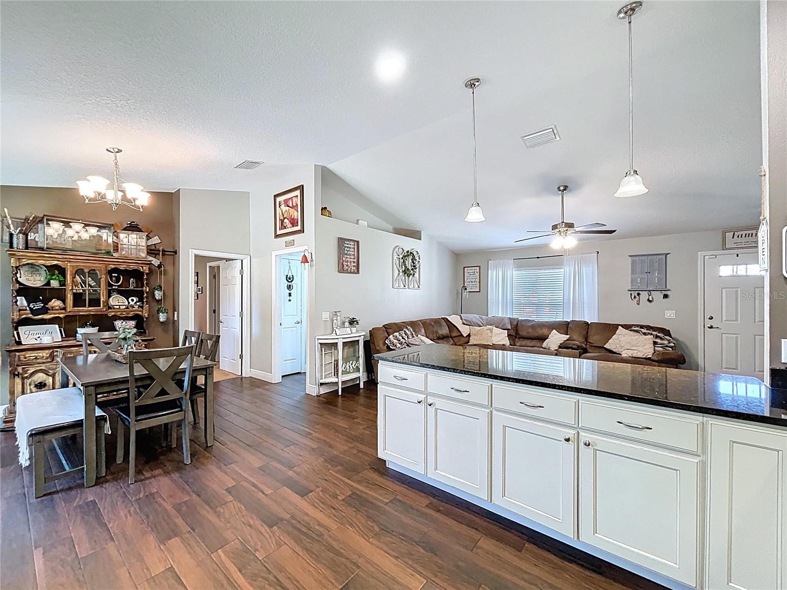 Listing photo id 14 for 9171 Paradisea Drive