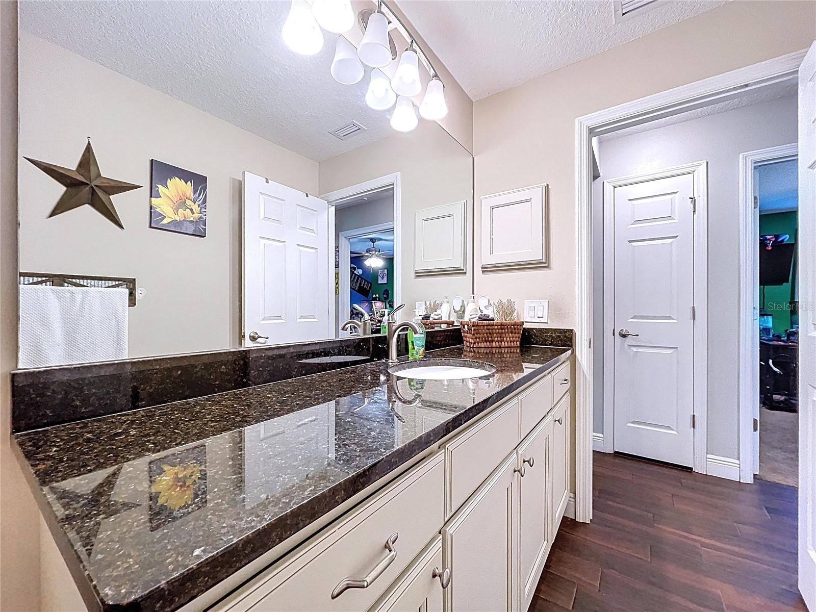 Listing photo id 23 for 9171 Paradisea Drive