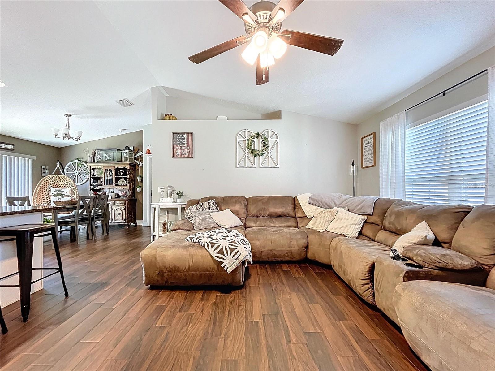 Listing photo id 3 for 9171 Paradisea Drive