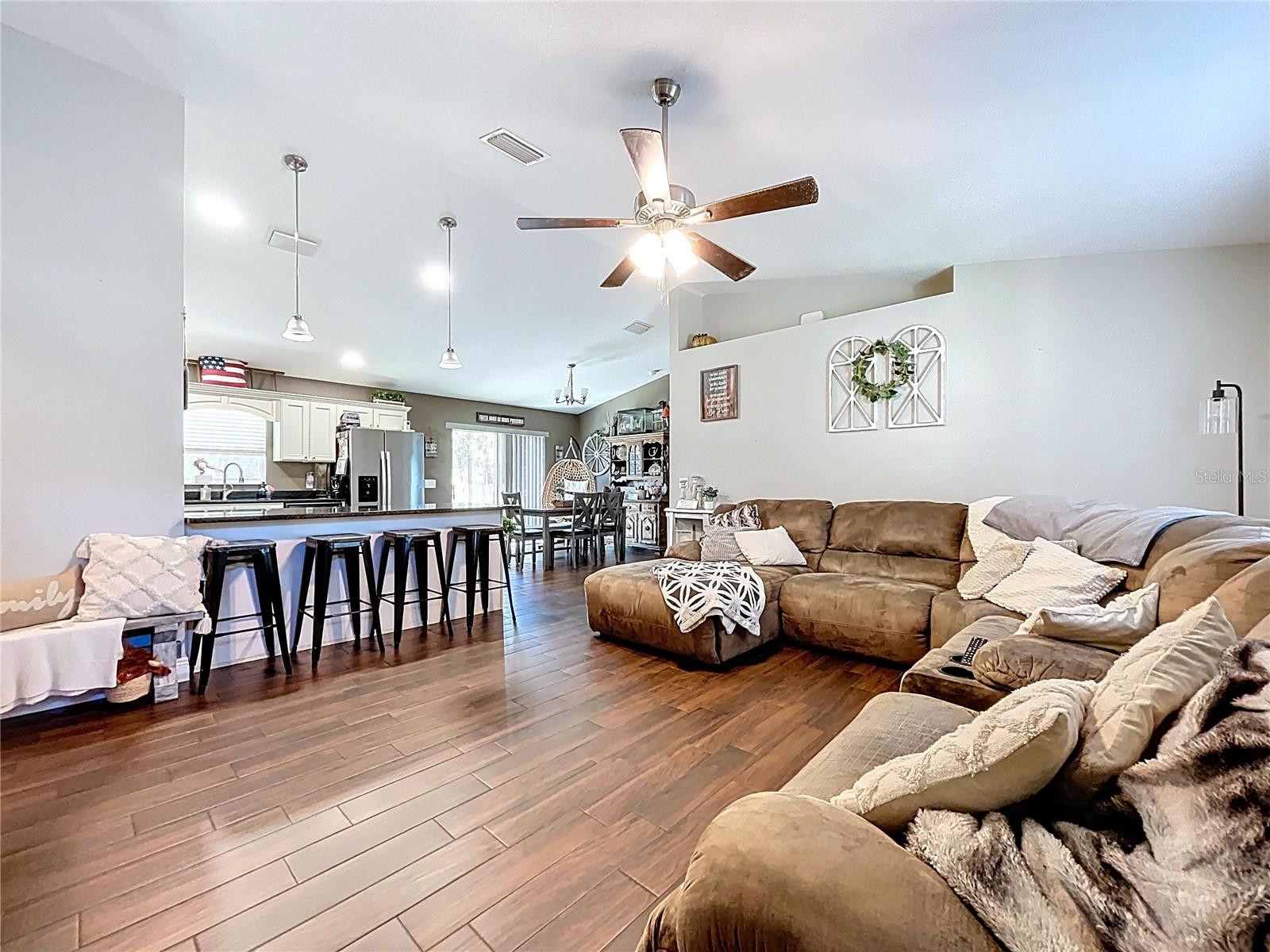 Listing photo id 4 for 9171 Paradisea Drive