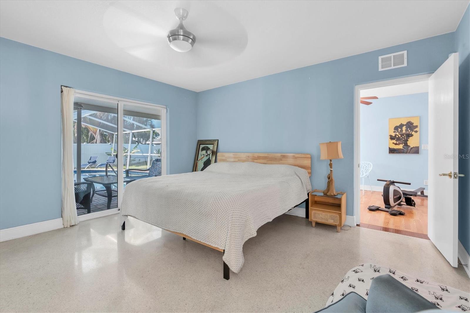 Listing photo id 12 for 4301 50th Terrace S