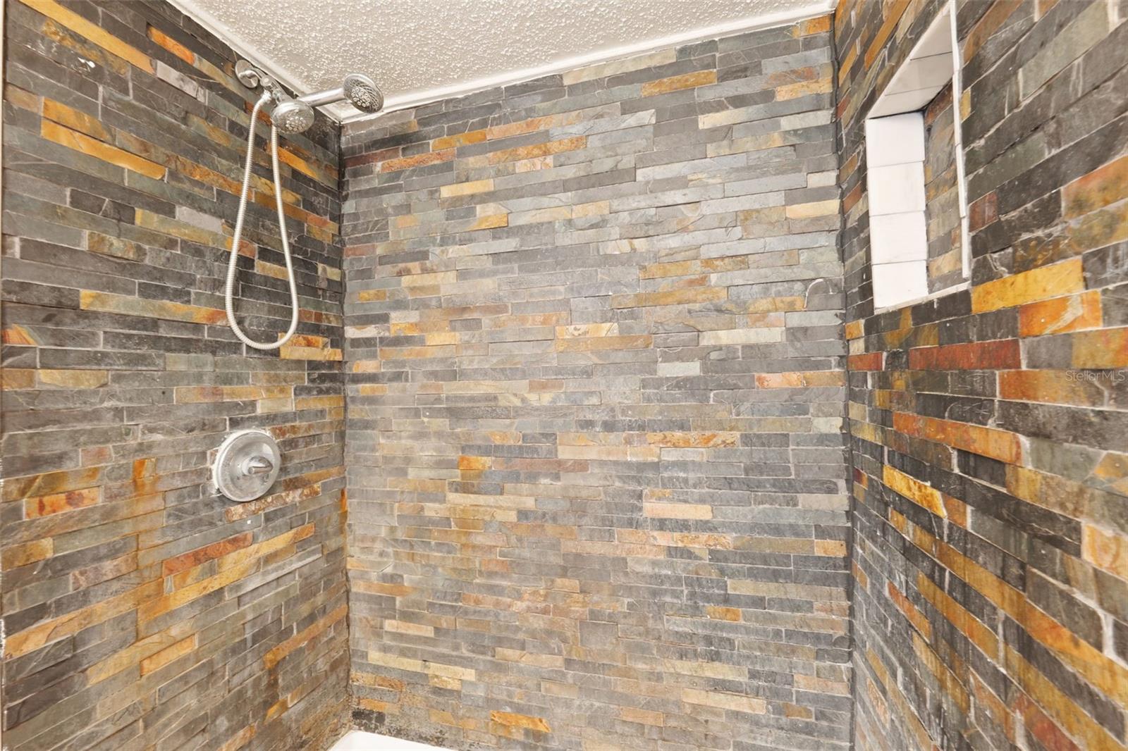 Image 22 of 31 For 6321 Newtown Circle 21b7