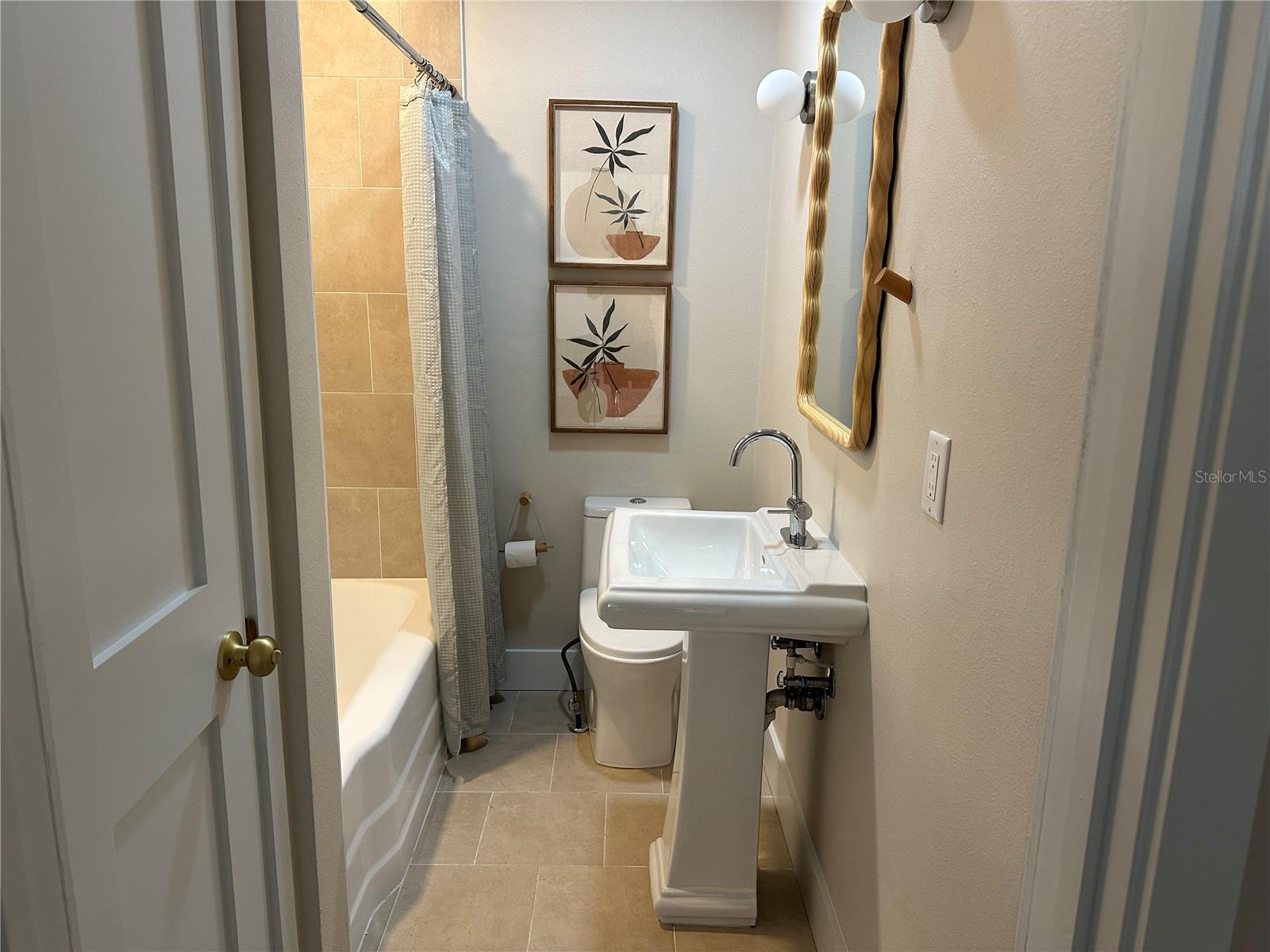 Listing photo id 8 for 2001 Powhatan Avenue