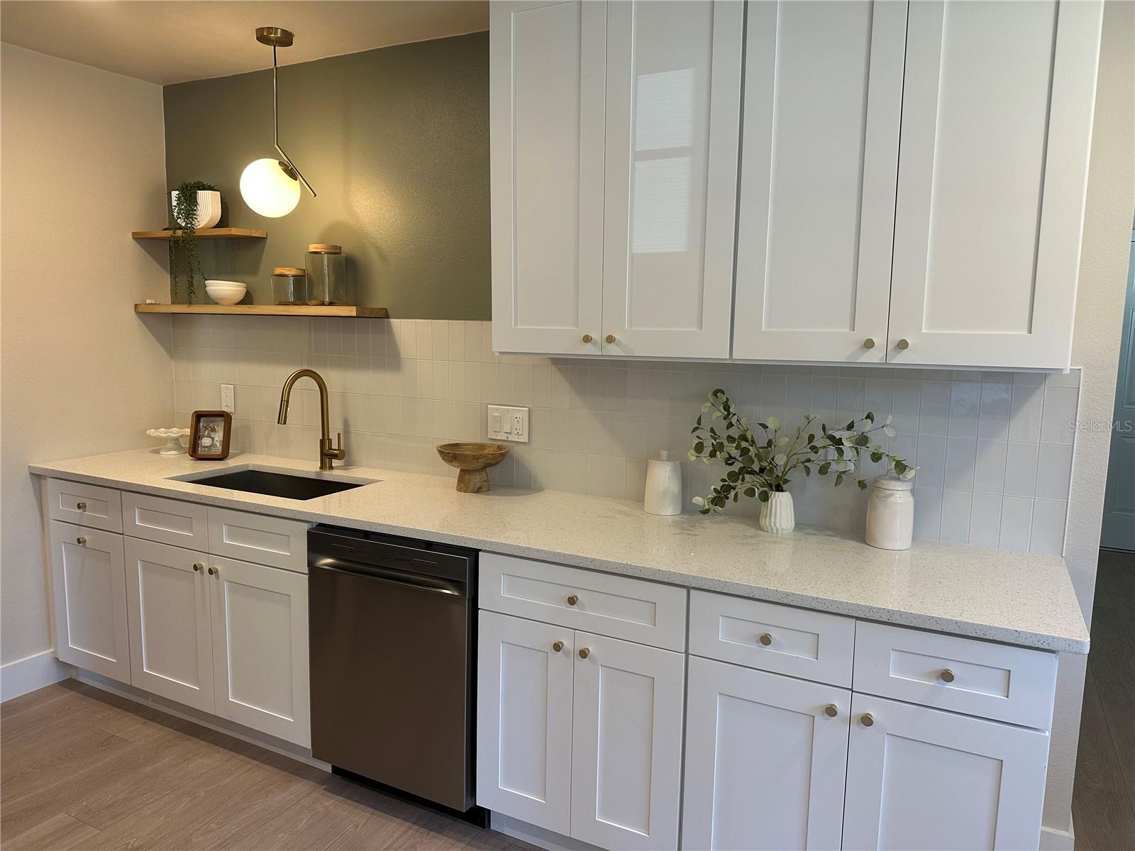 Listing photo id 3 for 2001 Powhatan Avenue