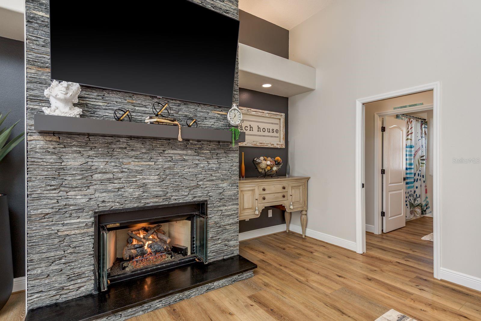 Listing photo id 19 for 10203 Radcliffe Drive