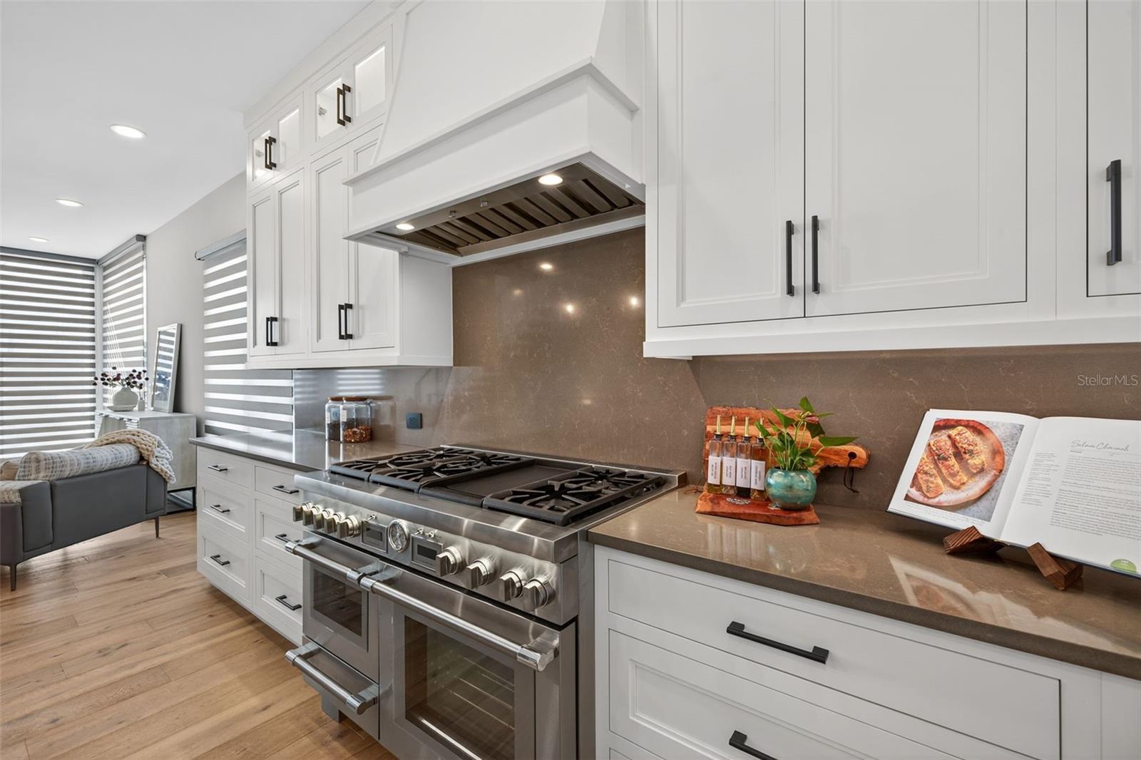 Listing photo id 11 for 577 4th Avenue S