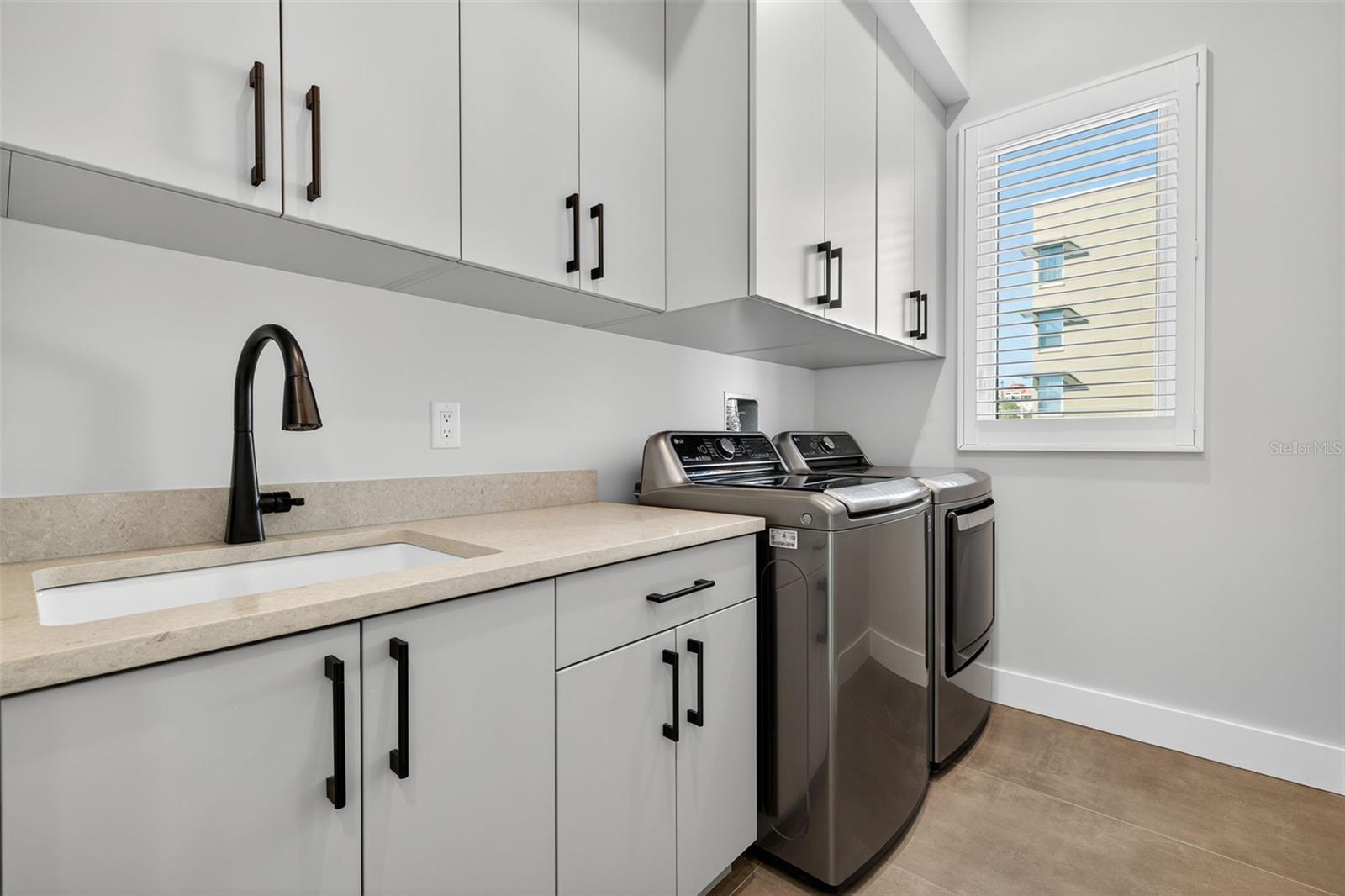 Listing photo id 23 for 577 4th Avenue S