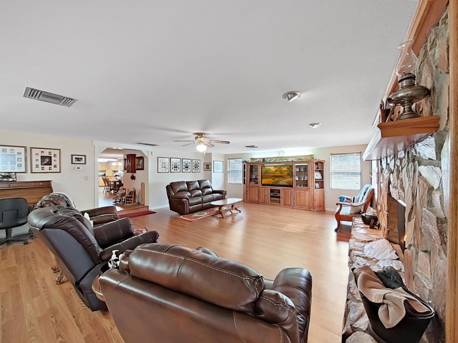 Listing photo id 27 for 4111 Robinson Road