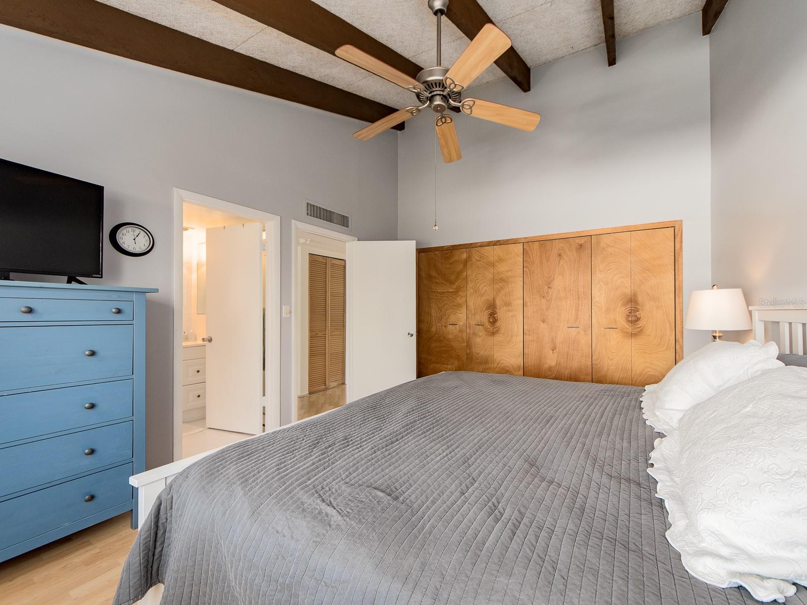 Image 16 of 44 For 1401 Gulf Boulevard 215