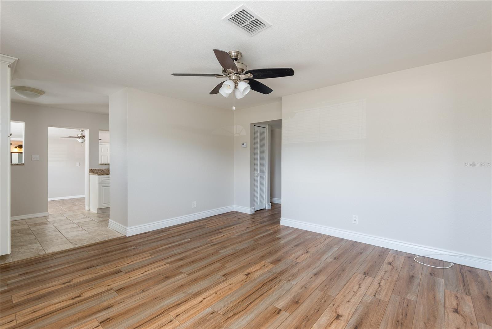 Listing photo id 2 for 4733 Wyoming Avenue