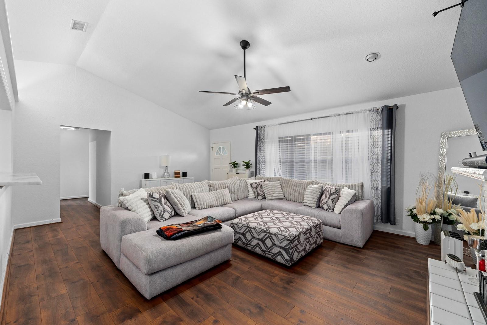 Image 5 of 27 For 1825 Welland Drive