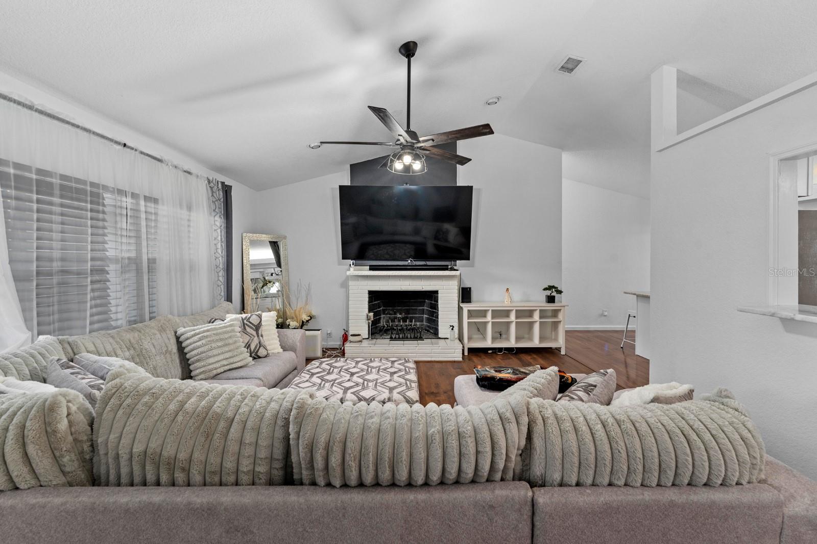 Image 6 of 27 For 1825 Welland Drive