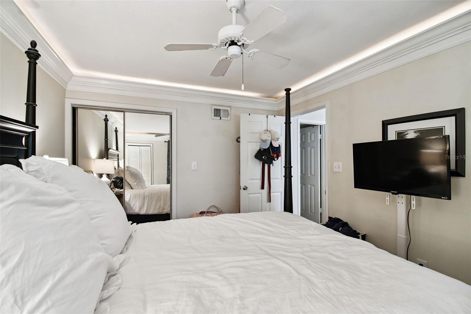 Image 22 of 42 For 1000 Horatio Street 202