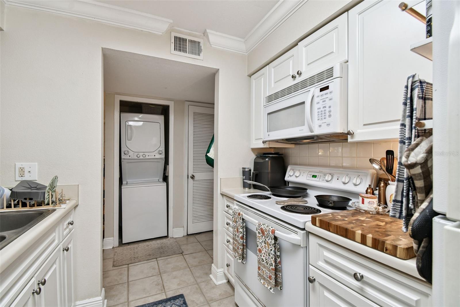 Image 7 of 42 For 1000 Horatio Street 202