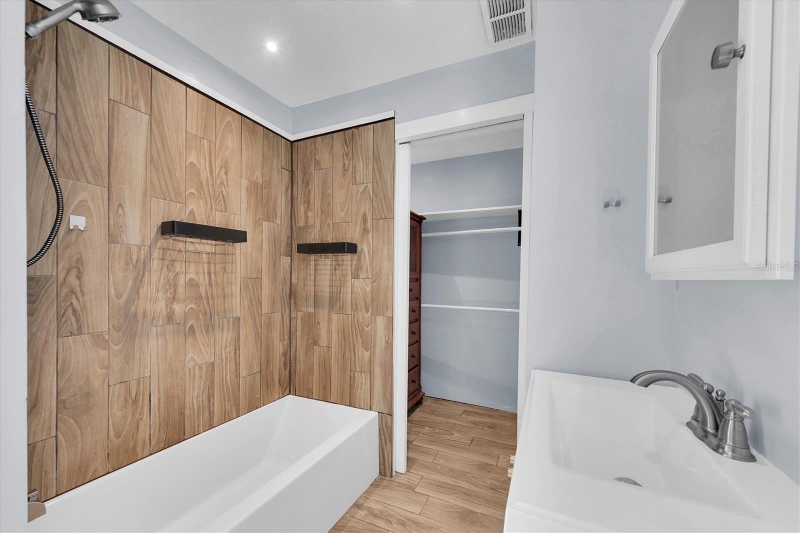 Image 17 of 26 For 1101 A 28th Street N