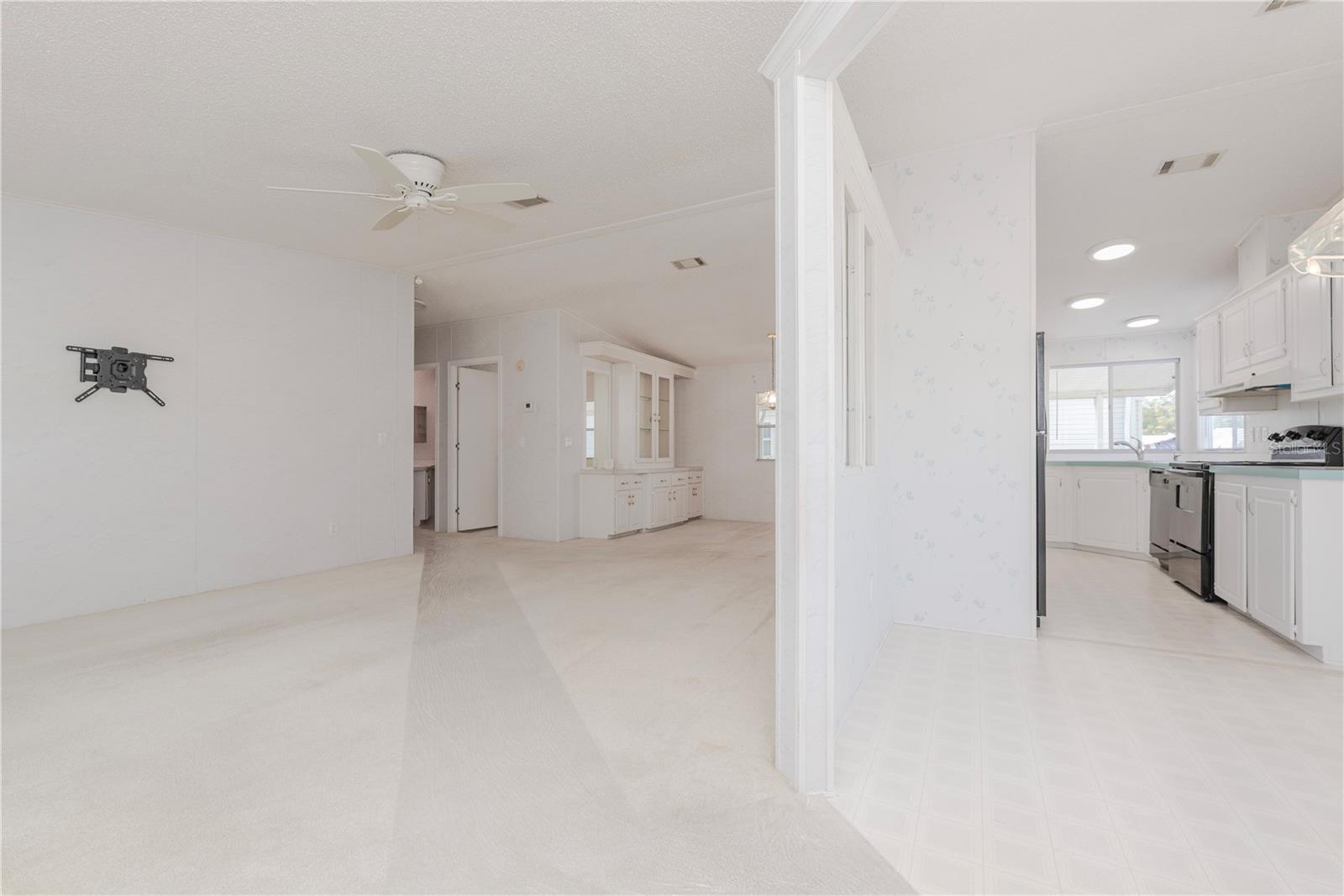 Listing photo id 14 for 1001 Starkey Road 767