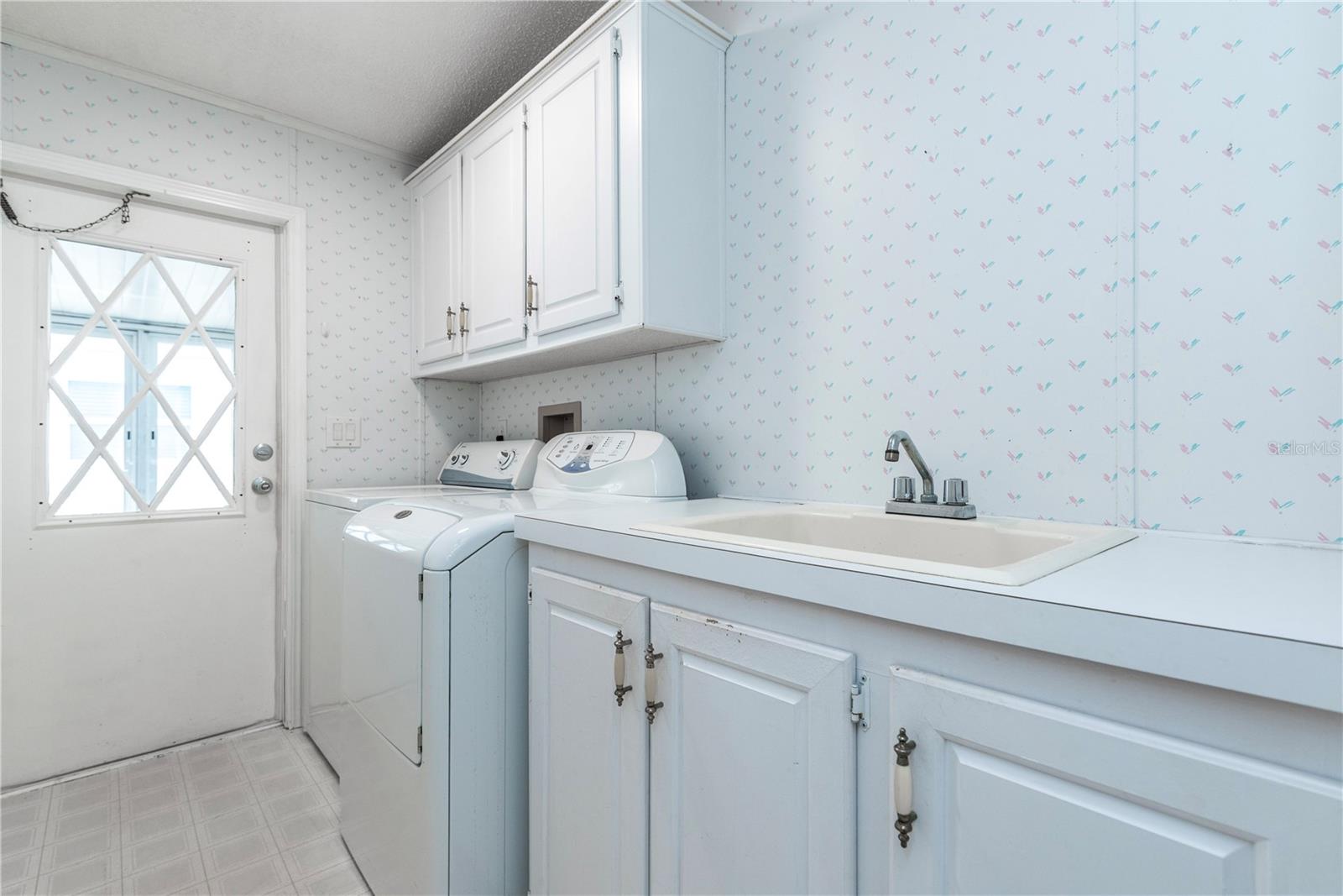 Listing photo id 15 for 1001 Starkey Road 767