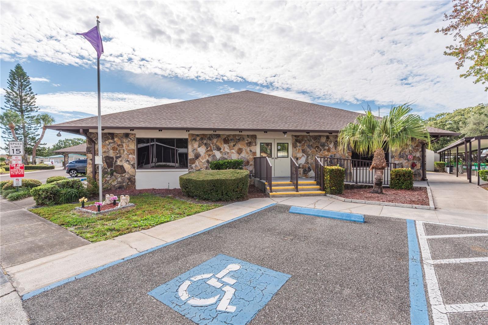 Listing photo id 36 for 1001 Starkey Road 767