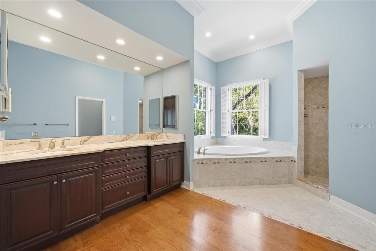 Listing photo id 40 for 15303 Eaton Court