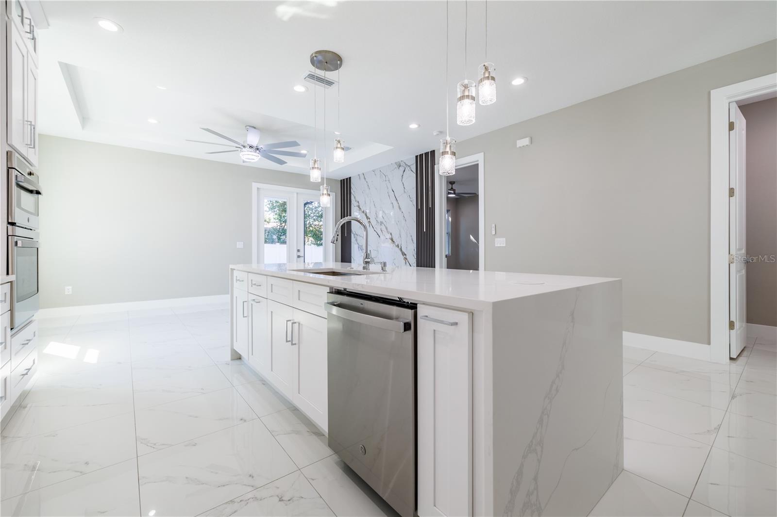 Listing photo id 9 for 4006 La Salle Street