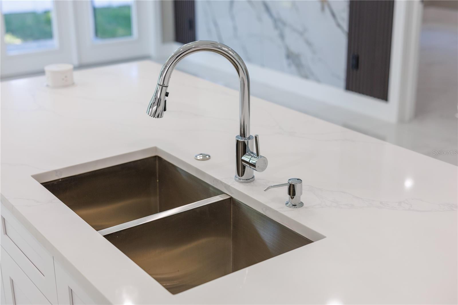 Listing photo id 12 for 4006 La Salle Street