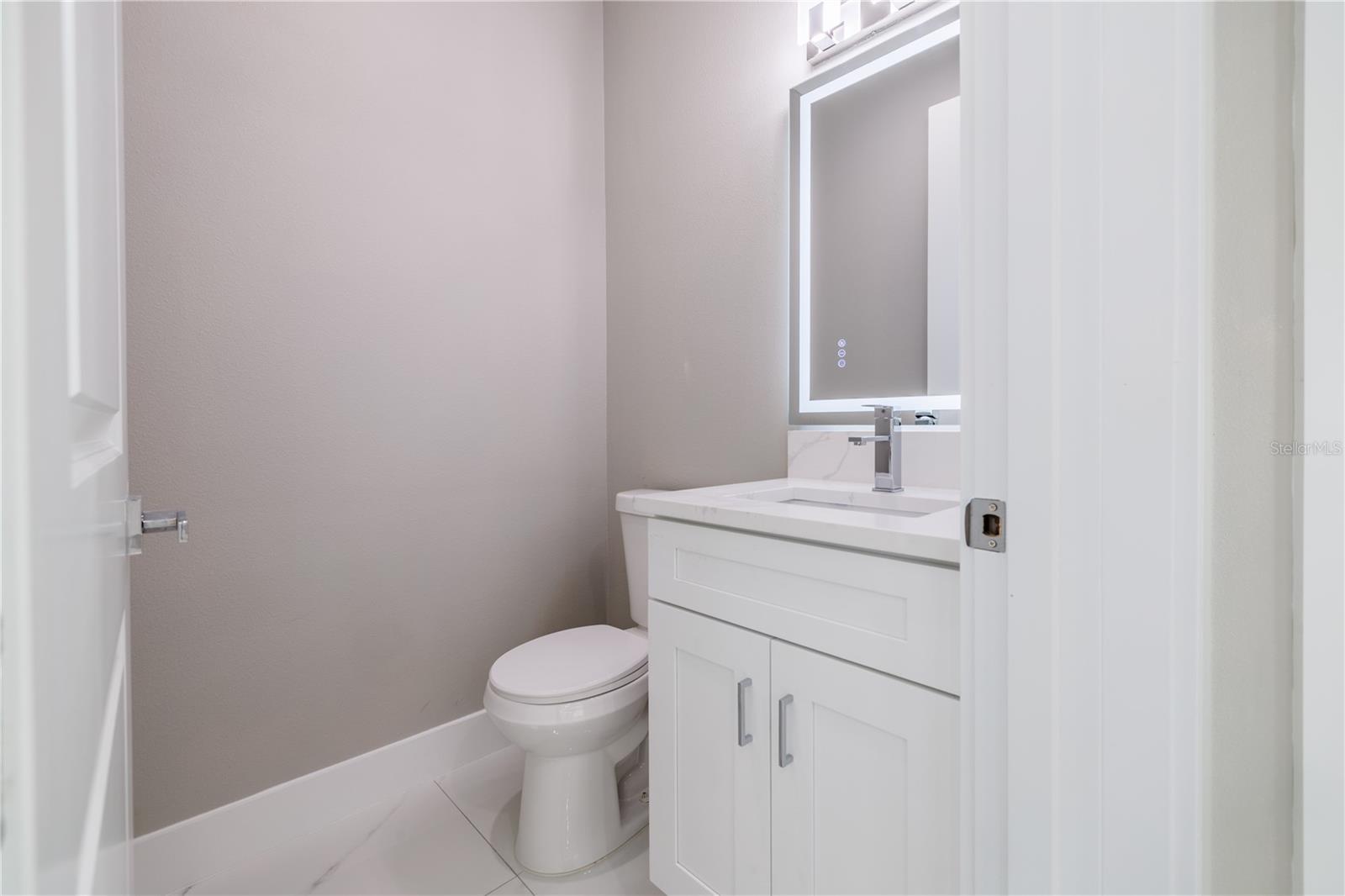 Listing photo id 13 for 4006 La Salle Street