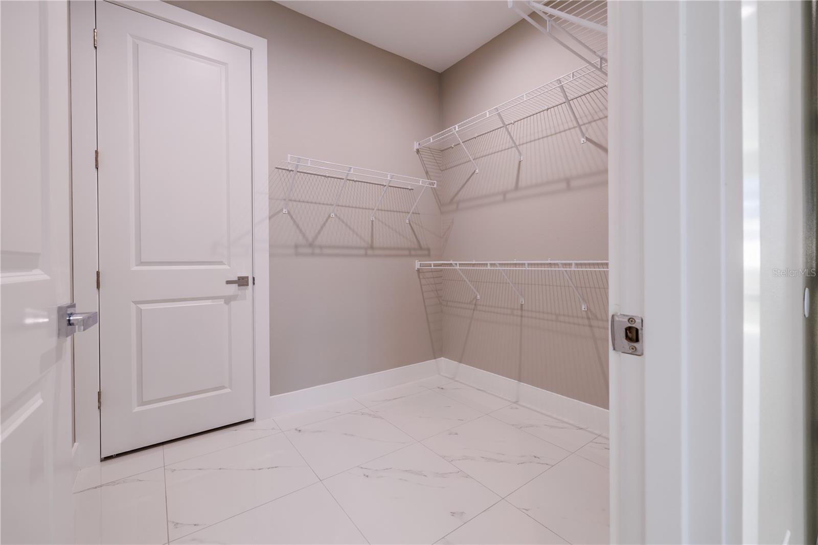 Listing photo id 17 for 4006 La Salle Street