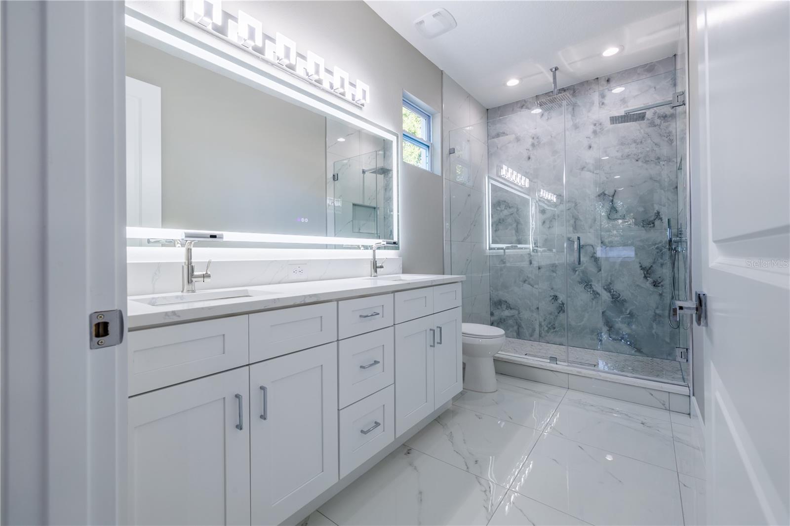 Listing photo id 18 for 4006 La Salle Street