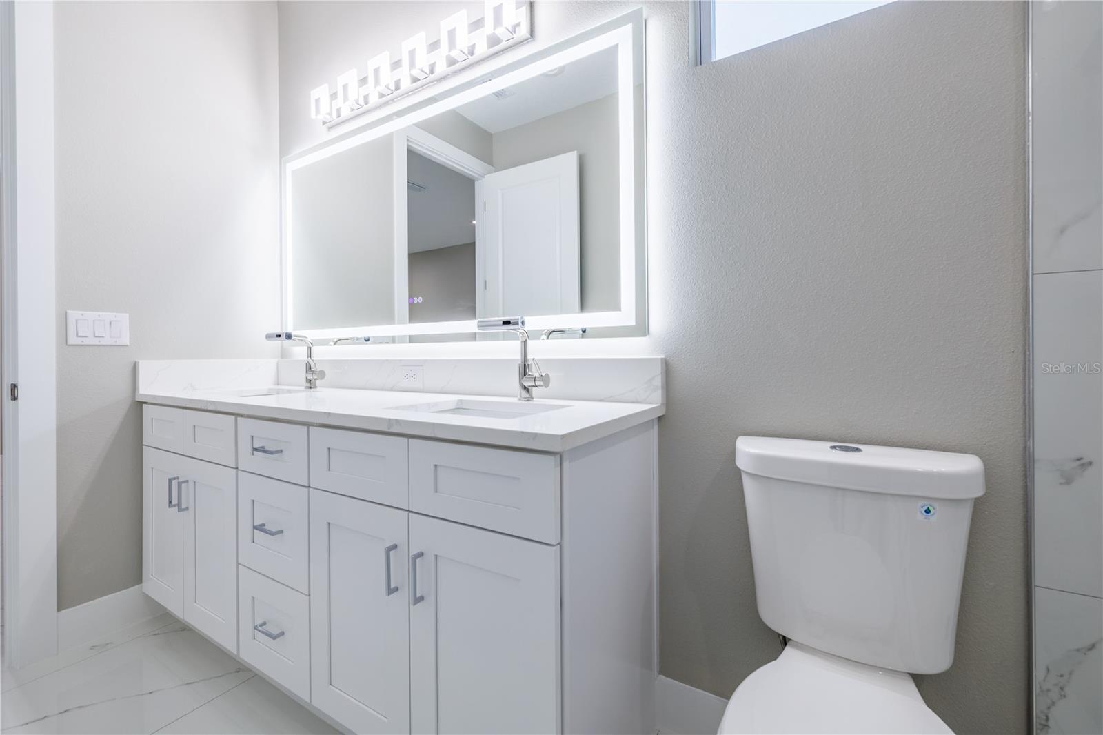 Listing photo id 19 for 4006 La Salle Street