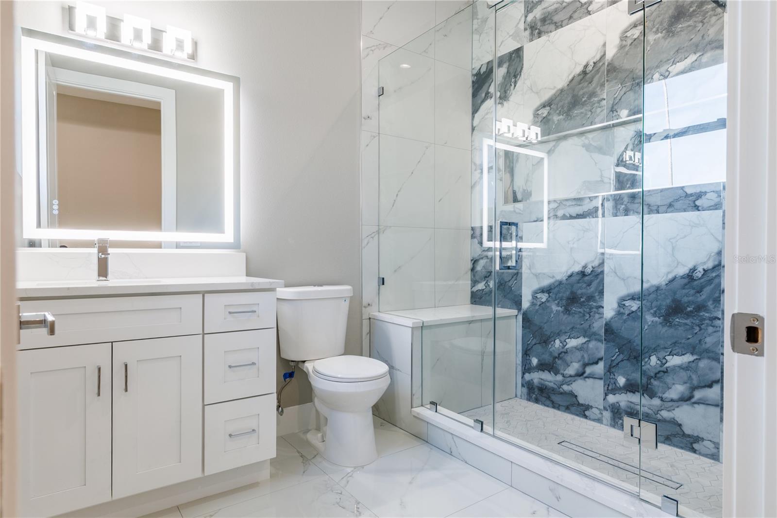 Listing photo id 24 for 4006 La Salle Street