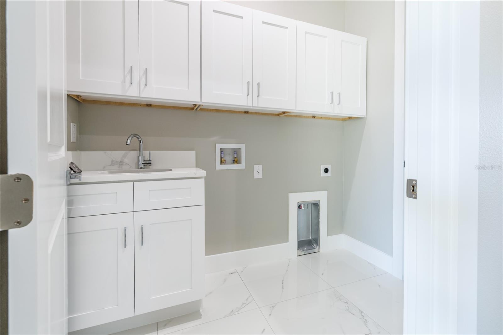 Listing photo id 25 for 4006 La Salle Street