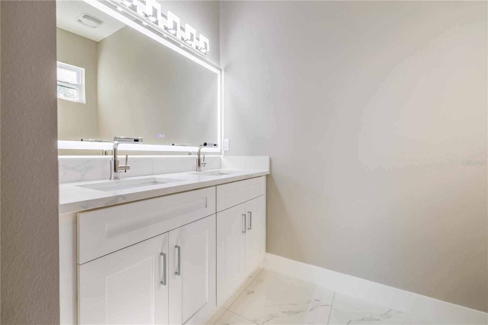 Listing photo id 32 for 4006 La Salle Street