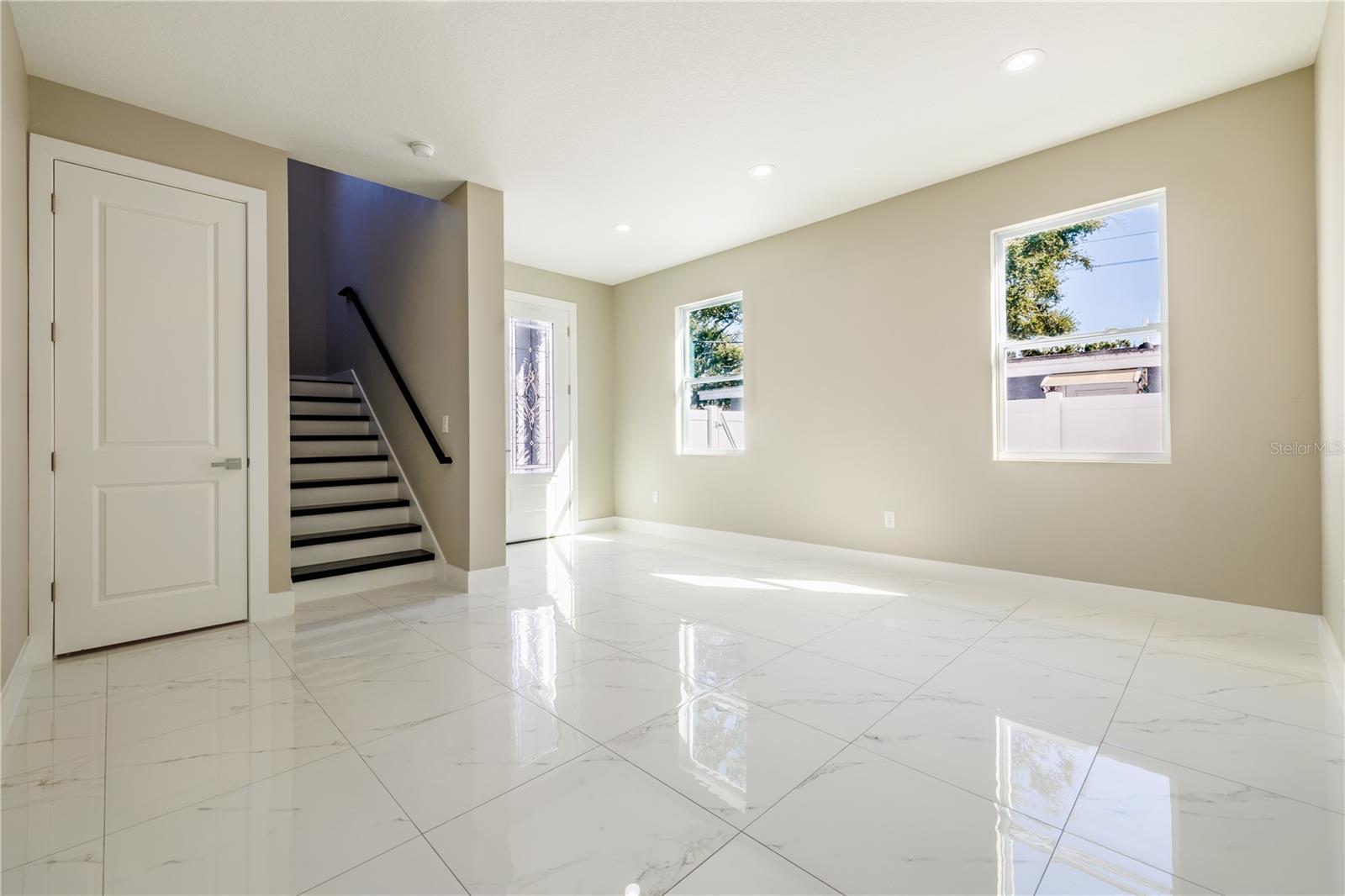 Listing photo id 5 for 4006 La Salle Street