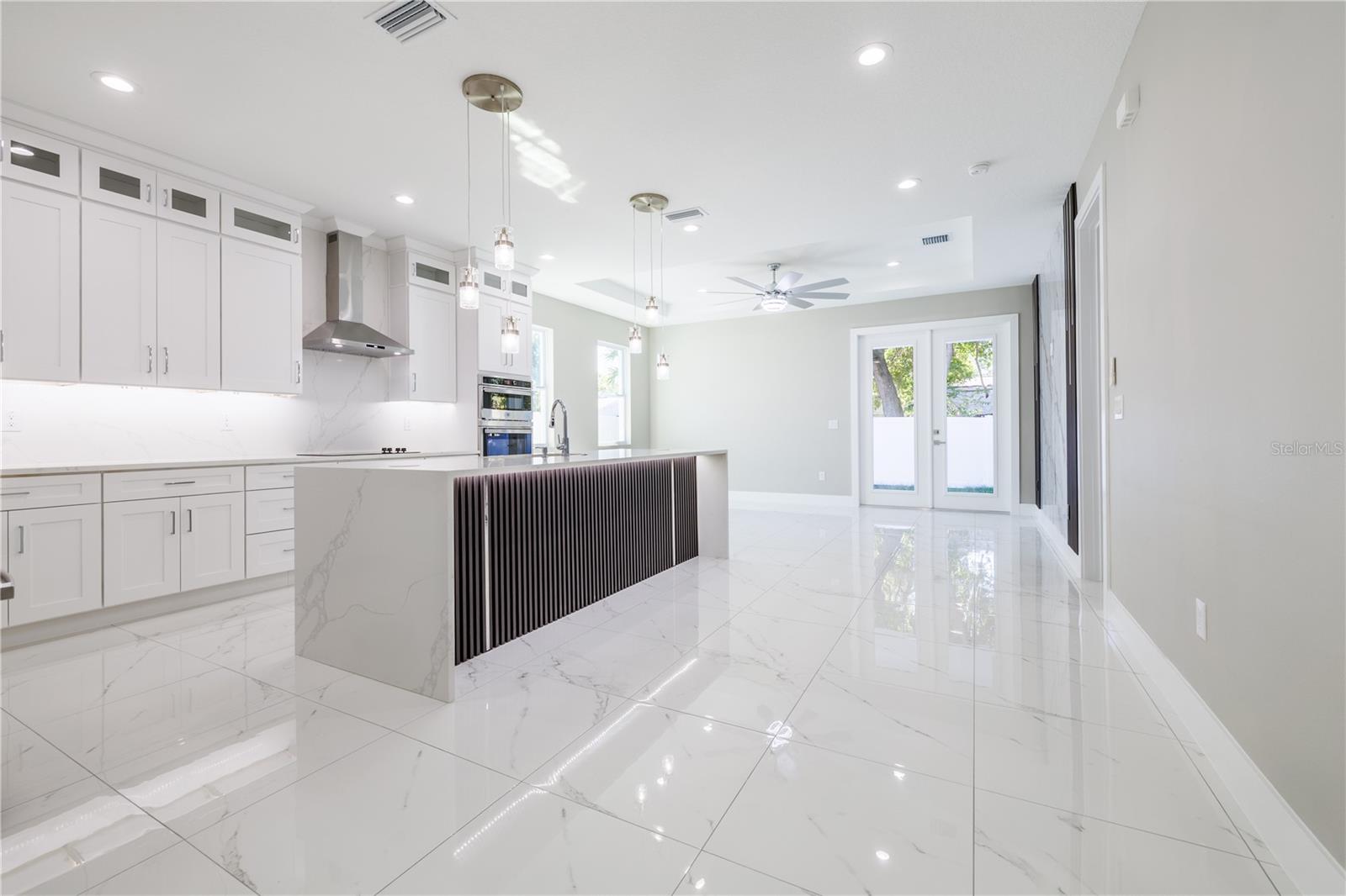 Listing photo id 6 for 4006 La Salle Street