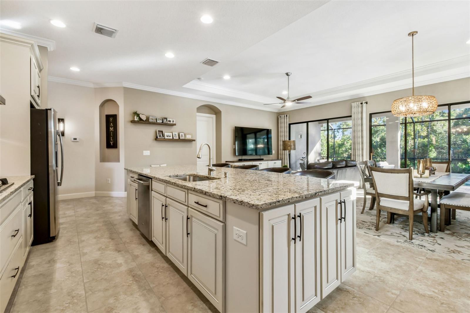 Listing photo id 15 for 8543 Grand Alberato Road