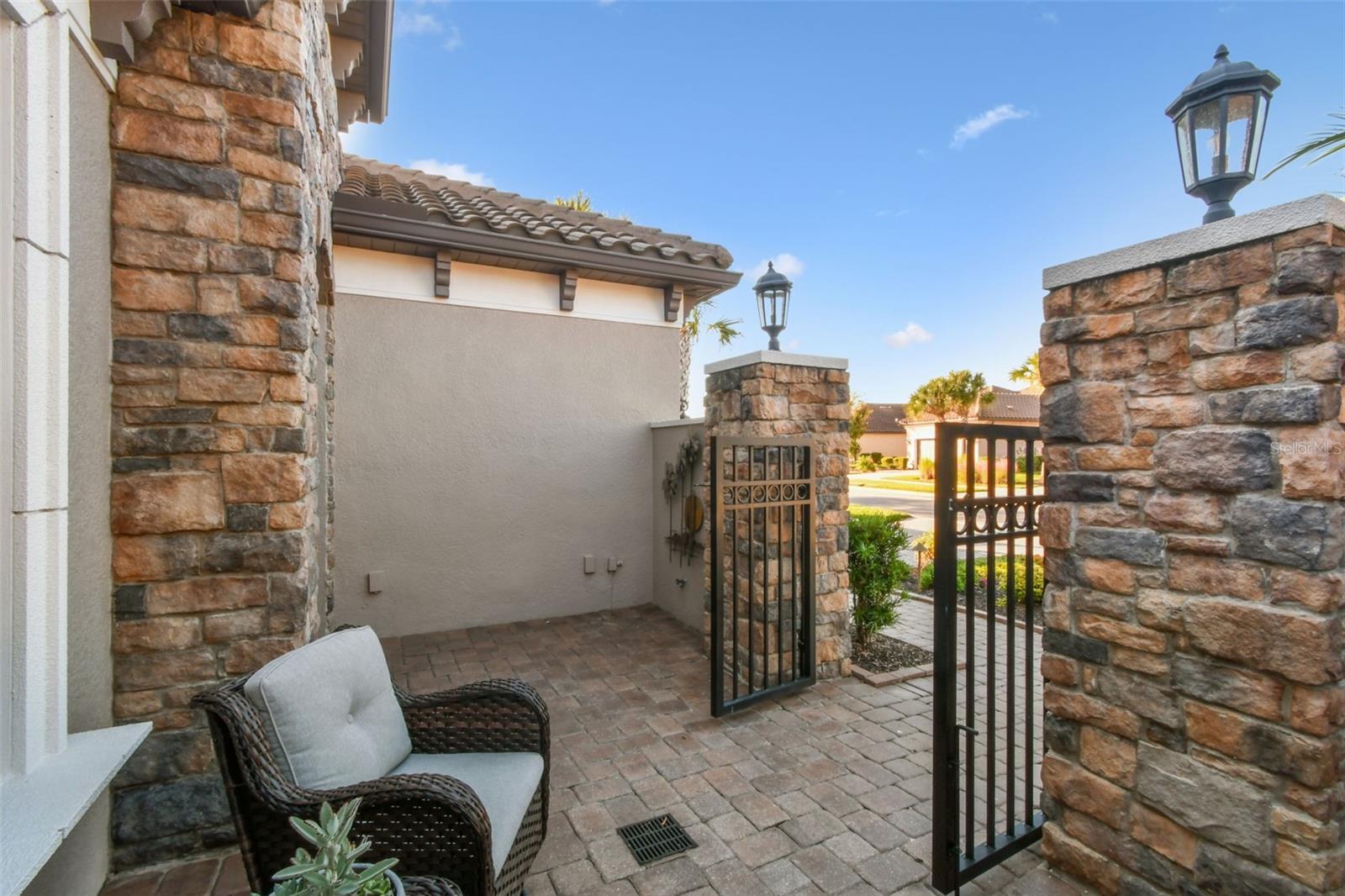 Listing photo id 6 for 8543 Grand Alberato Road