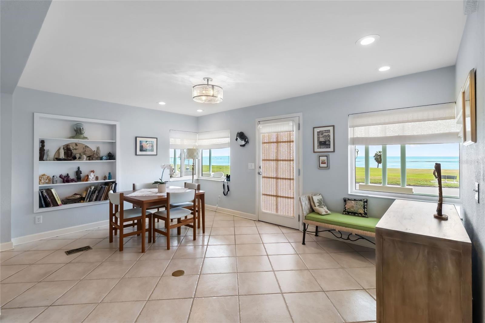 Listing photo id 15 for 1909 Beach Drive Se