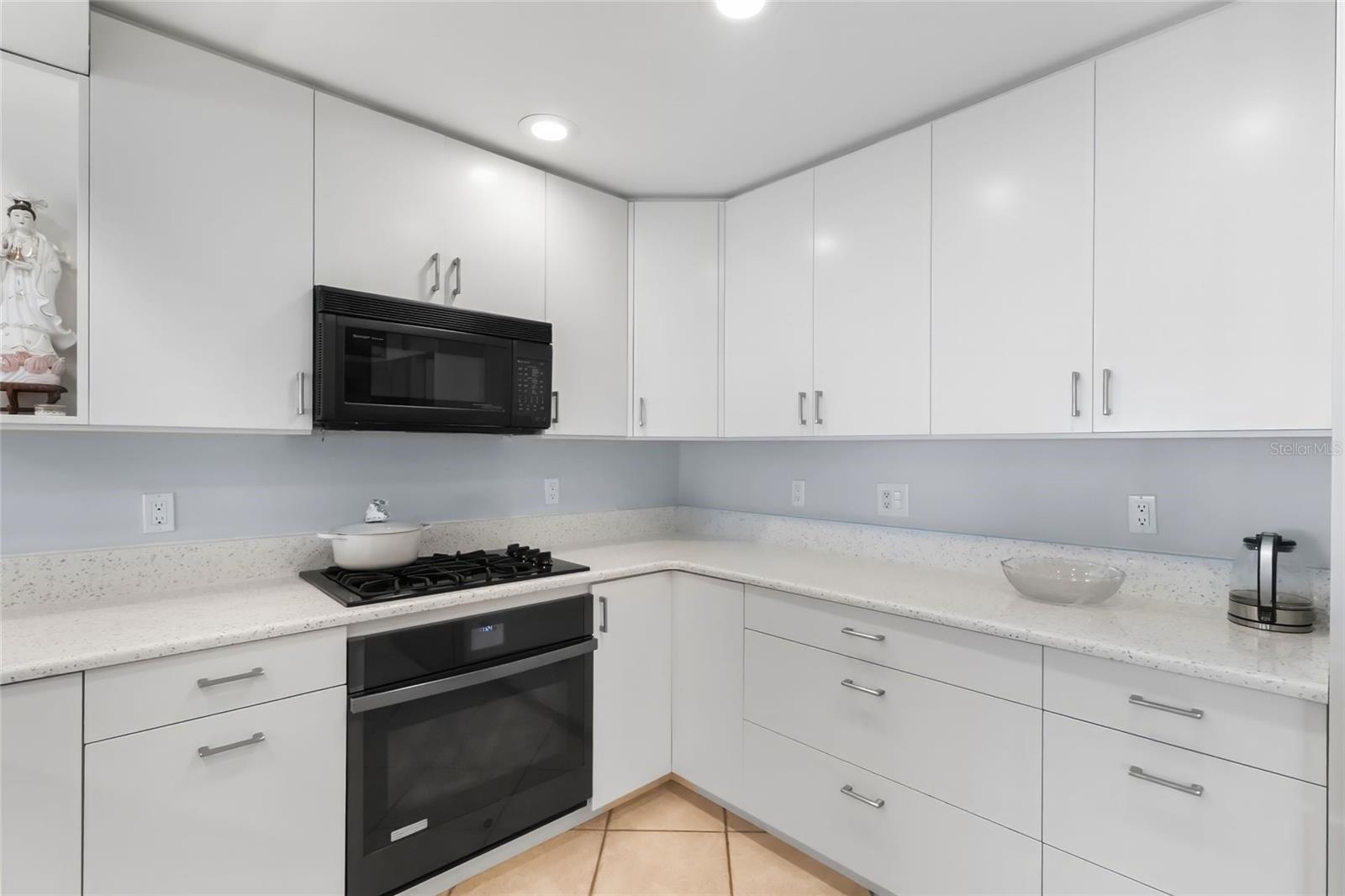 Listing photo id 20 for 1909 Beach Drive Se