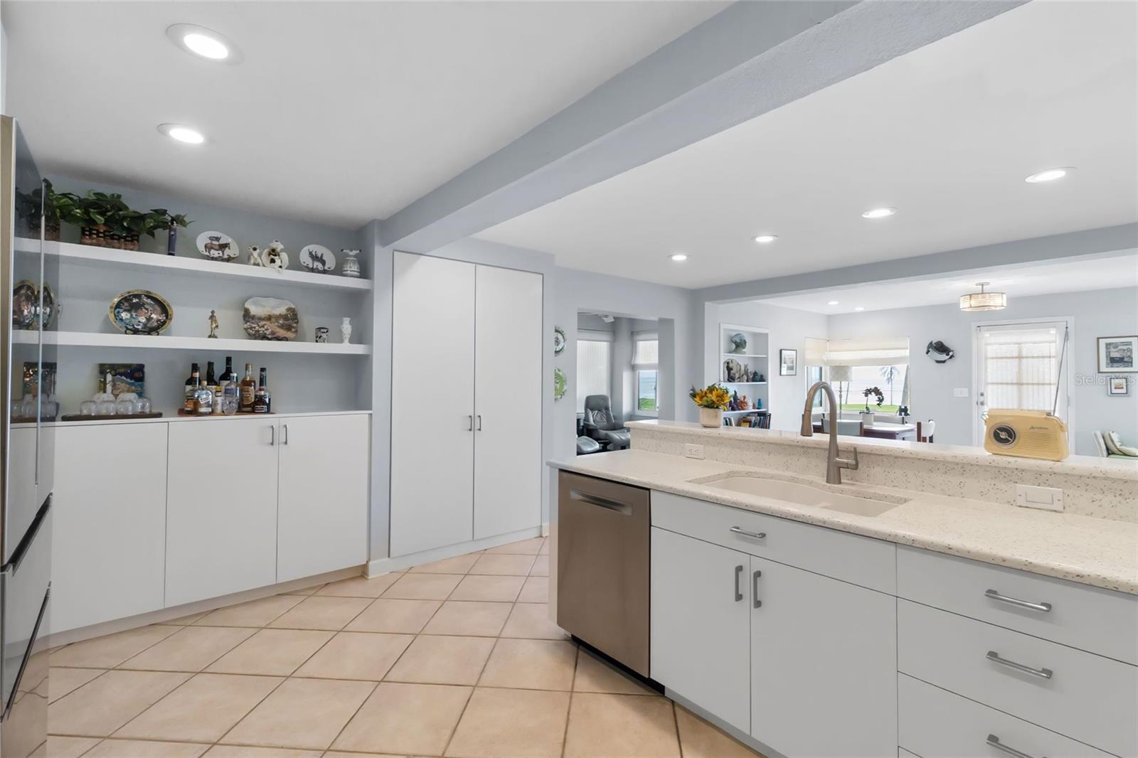 Listing photo id 22 for 1909 Beach Drive Se