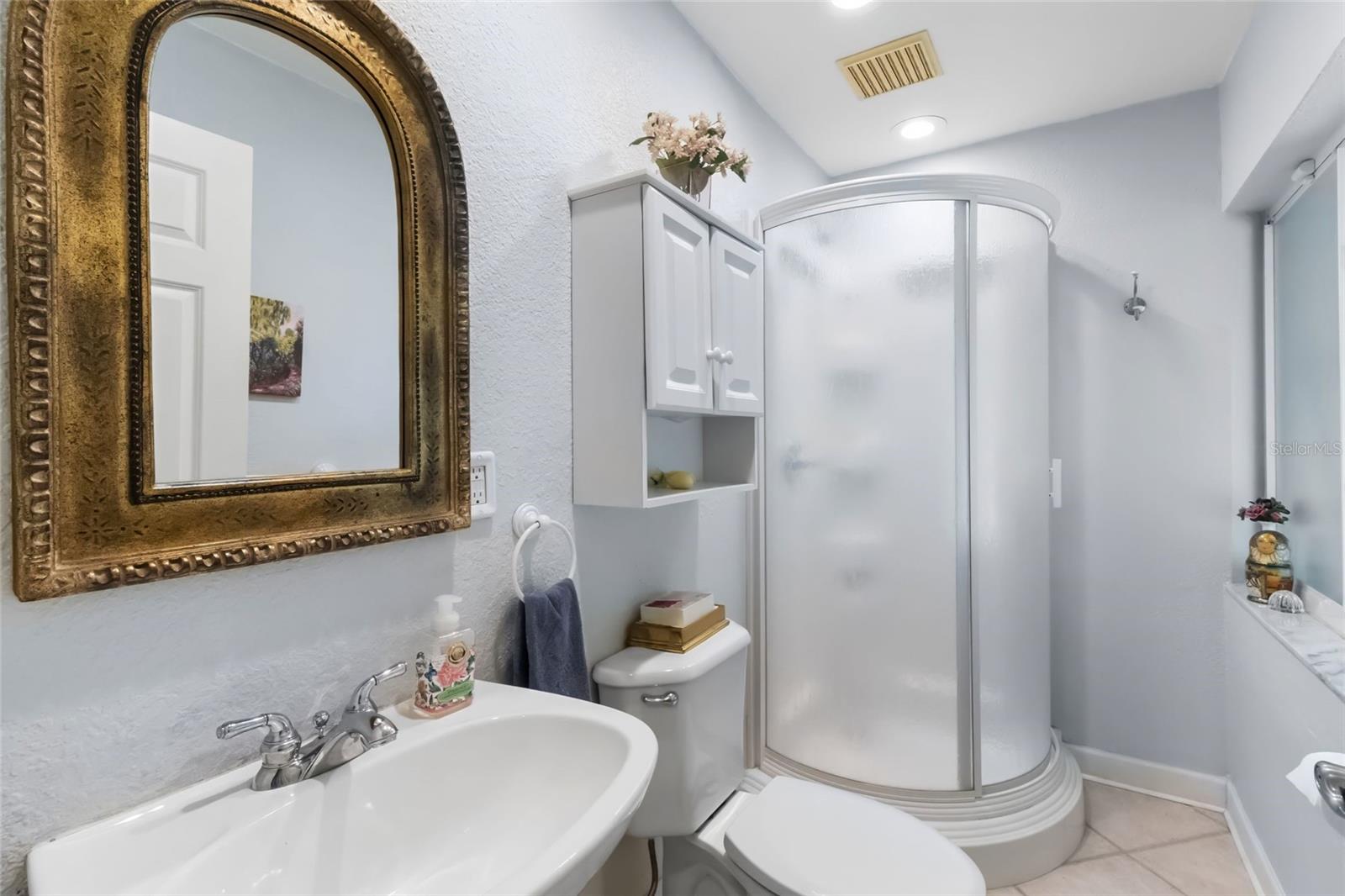 Listing photo id 43 for 1909 Beach Drive Se