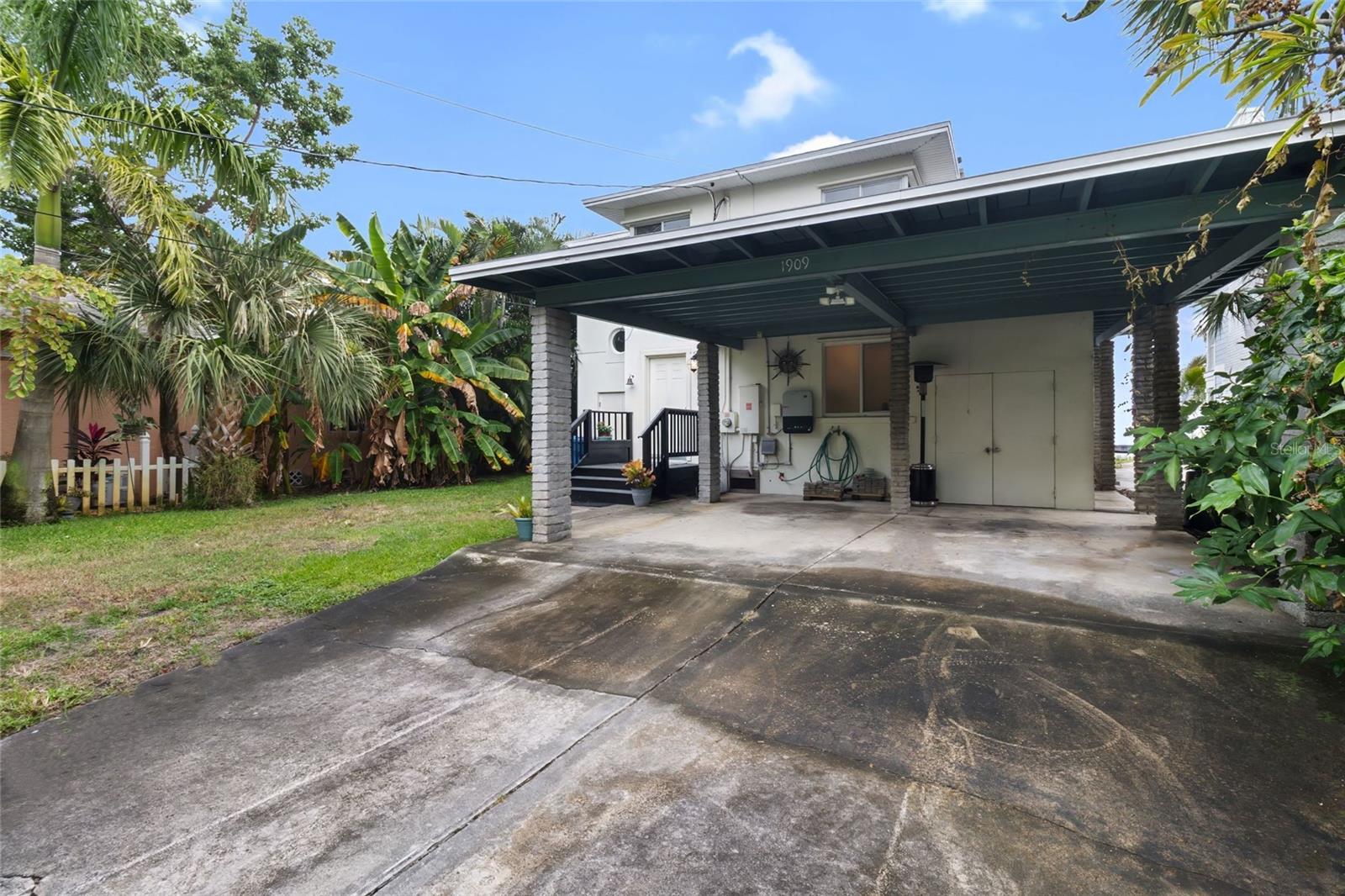 Listing photo id 46 for 1909 Beach Drive Se