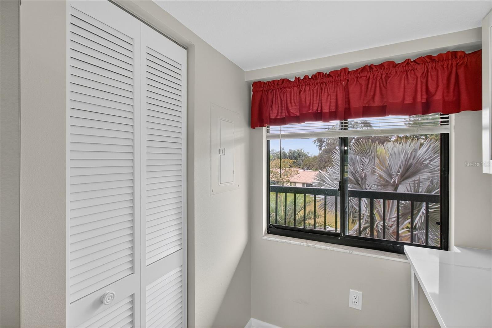 Image 10 of 37 For 1933 Golfview Drive 1933