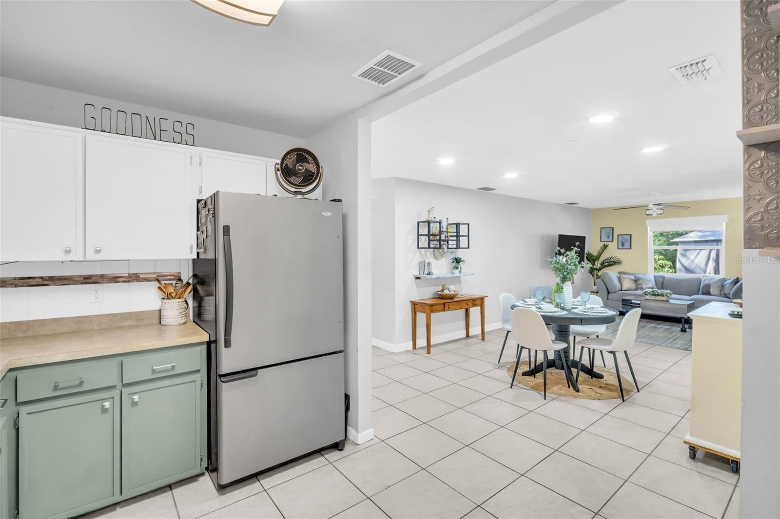 Image 13 of 40 For 2056 Red Cedar Lane E