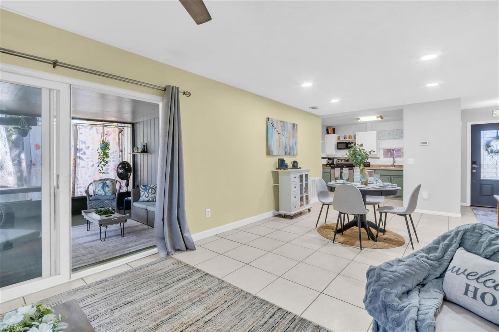 Image 5 of 40 For 2056 Red Cedar Lane E