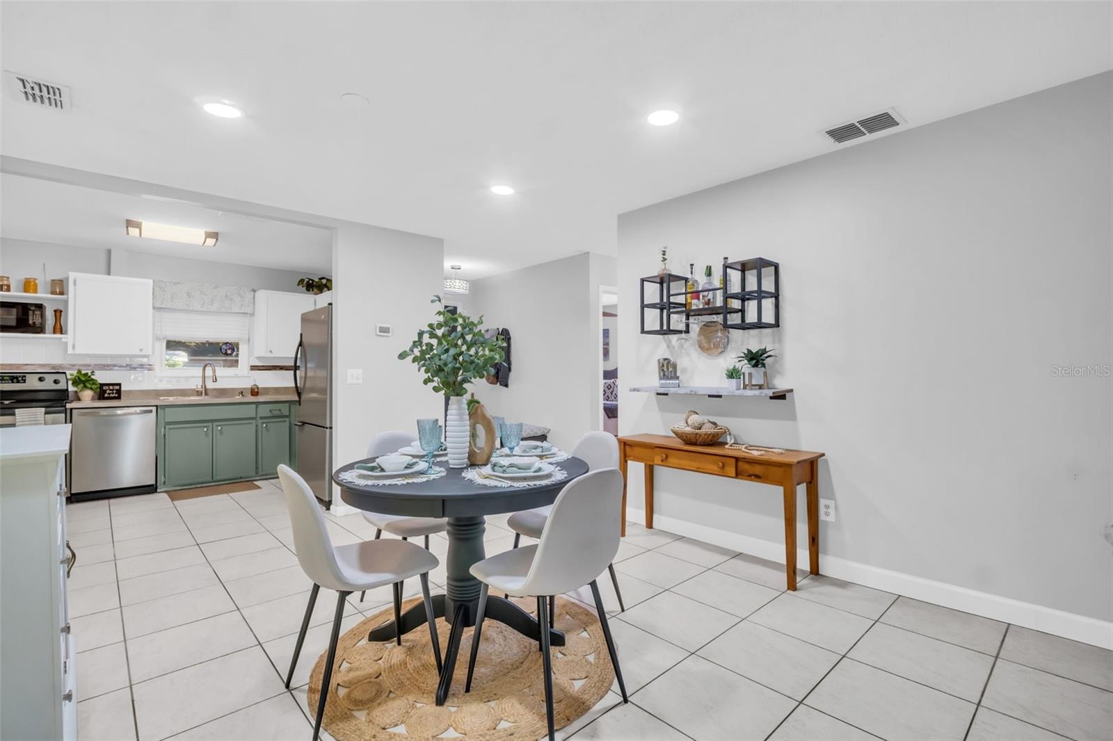 Image 7 of 40 For 2056 Red Cedar Lane E