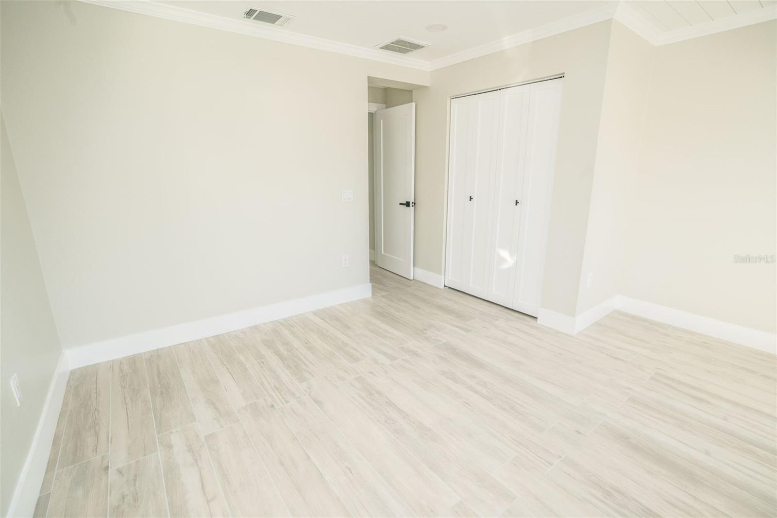 Image 49 of 53 For 4900 Shoreview Court