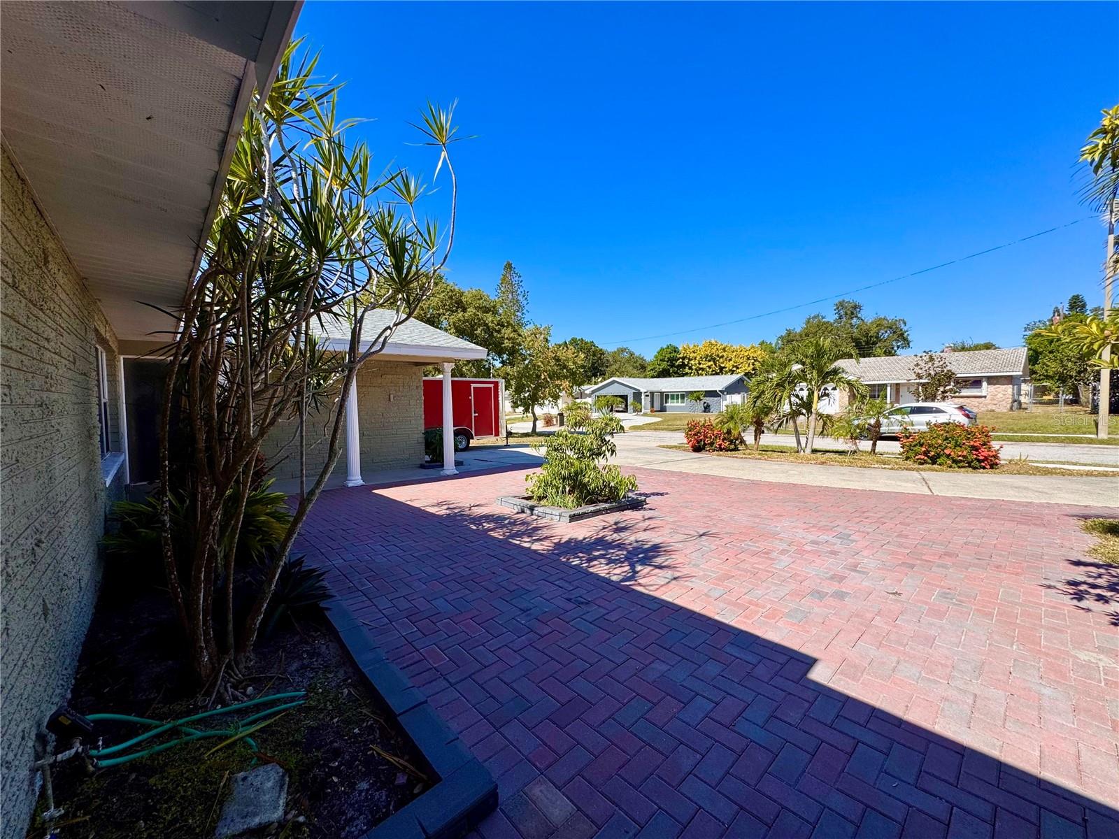 Listing photo id 2 for 13914 84th Terrace