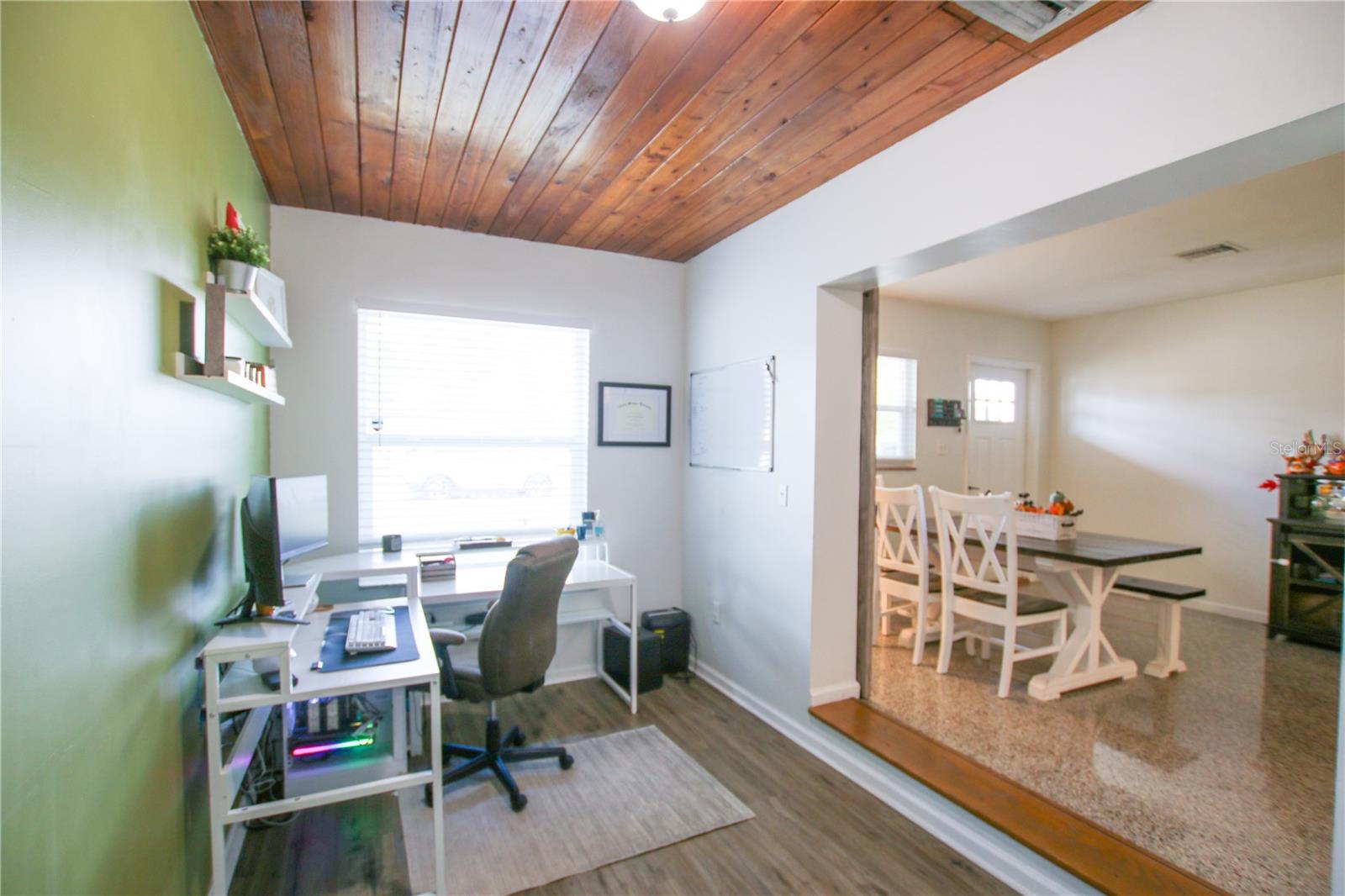 Listing photo id 8 for 2810 Robson Street